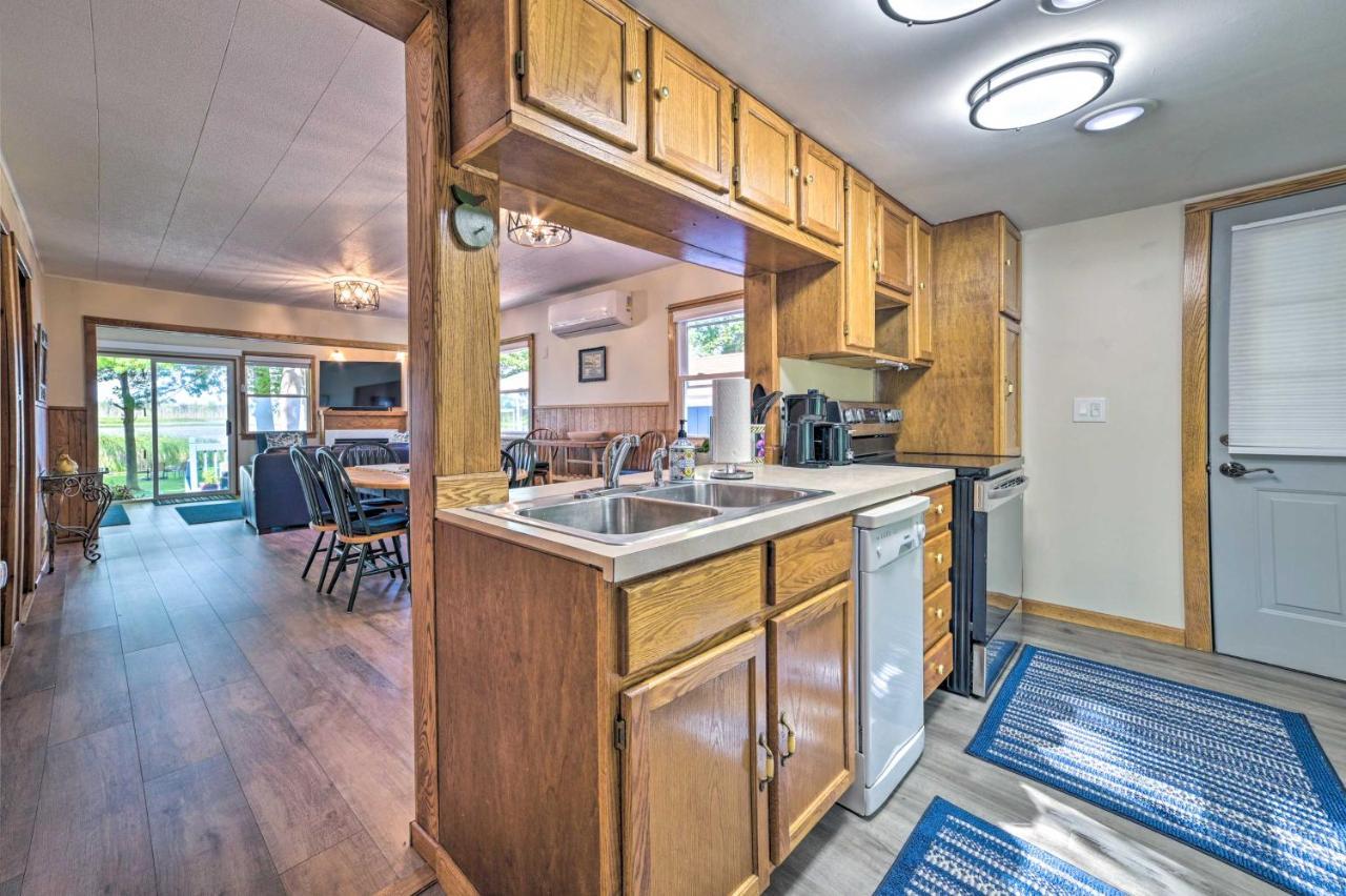 East Tawas Lakefront Getaway With Kayaks And Deck Esterno foto